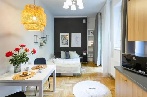 May C studio w/balcony