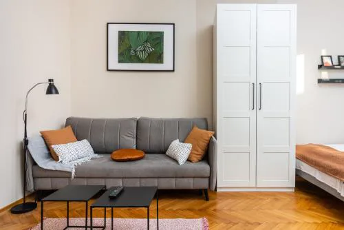 Spacious Apartment Around The Food Market - 5' to the Market Square - by Upstairs