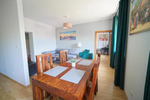 Spacious Apt by Airport Train Old Town