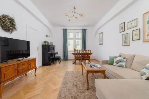 Spacious Retro Apartment in the Center of Cracow by Noclegi Renters