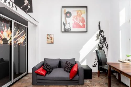 Vinyl Echo Vibes Studio by BookingHost