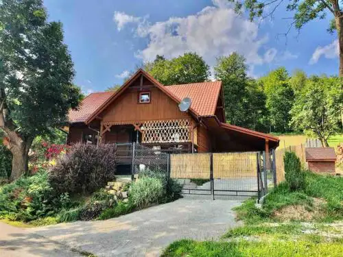Urokliwy drewniany dom z widokiem na Tatry