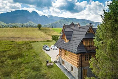 Góralskie Bacówki z widokiem na Giewont