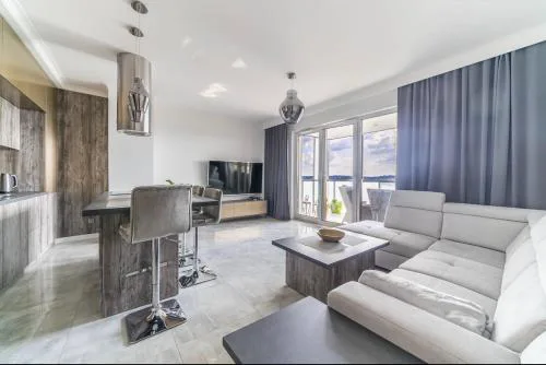 ApartMate- City View Comfy Apartment by the Sea & free gym