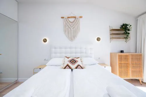 Classy White by OneApartments