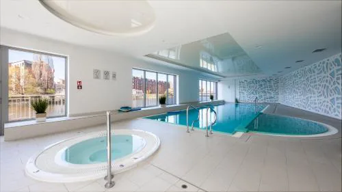 Flatbook Apartments Waterlane Island SPA with Riverview