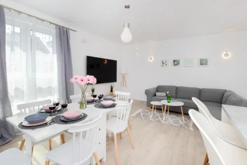 Garnizon Apartment for 6 Guests with Parking & Balcony by Noclegi Renters
