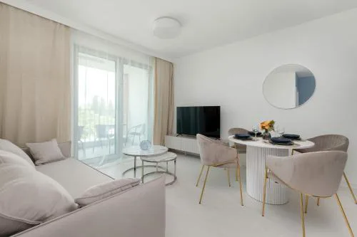 Modern Apartment Popiełuszki 2C with Parking in the Center of Gdańsk by Noclegi Renters
