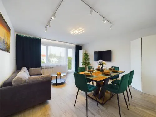 Przytulny Apartament z Parkingiem Blisko Morza w Gdyni by Noclegi Renters