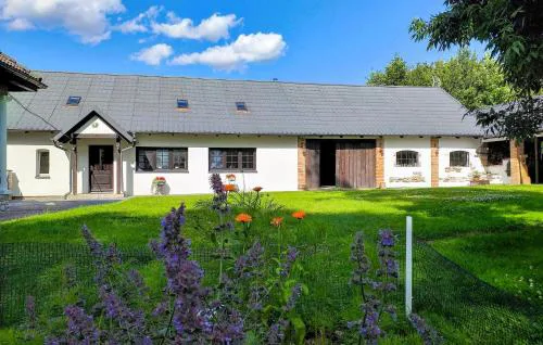 3 Bedroom Cozy Apartment In Huta Gorna
