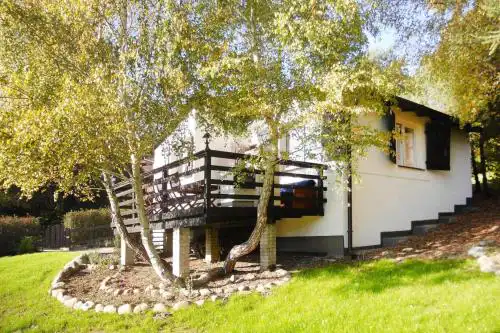 Lakeside holiday home with private garden