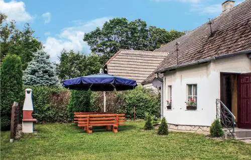 2 Bedroom Lovely Apartment In Retowo 4