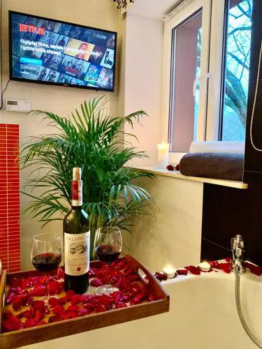 LAS SŁUPSKI PREMIUM LOVE APARTAMENT A5 - - Wifi Netflix Smart TV50 - - salon - - sypialnia - - pełna kuchnia - - salon kąpielowy z TV i dwuosobowa wanna - - wysoka jakość za niską cenę - - zapraszamy