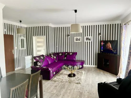 LAS SŁUPSKI PREMIUM PANORAMIC APARTAMENT A8 -- Salon balkon widok fotel masaż - - Smart TV55 Wifi Netflix pełna kuchnia -- sypialnia -- salon kąpielowy z TV i dwuosobowa wanna -- wysoka jakość za niską cenę -- zapraszamy