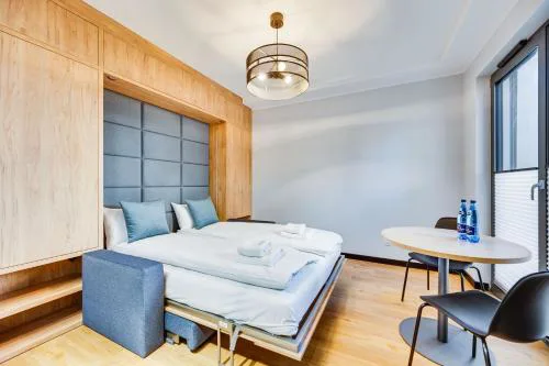 Black & Blue by OneApartments