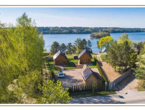 Karmelowe Domki Kaszuby, z jacuzzi na tarasie z widokiem na jezioro