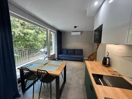 Apartamenty w sam las by KLIF Ustka - apartament dwupoziomy z klimatyzacją, balkonem i widokiem na las