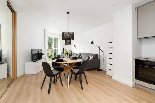 Cozy Black & White Studio in City Center with FREE GARAGE Poznań by Noclegi Renters