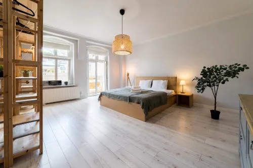Głogowska Spacious Apartment by BookingHost