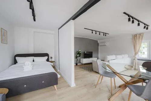 Grunwald Raszyńska Bright Apartment by BookingHost