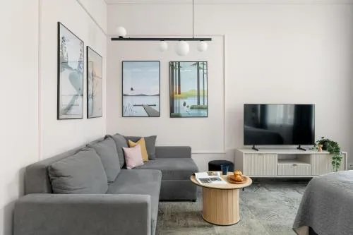 Jasne Studia Very Berry w Centrum Poznania by Noclegi Renters