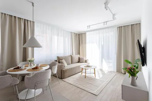 Nowoczesny Apartament Very Berry w Poznaniu z Parkingiem i Biurkiem by Noclegi Renters