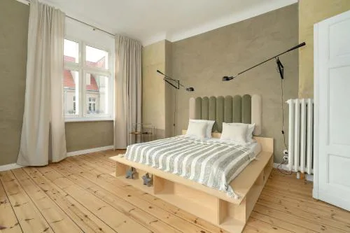 Spacious and Bright Apartment with Balcony near MTP by Noclegi Renters