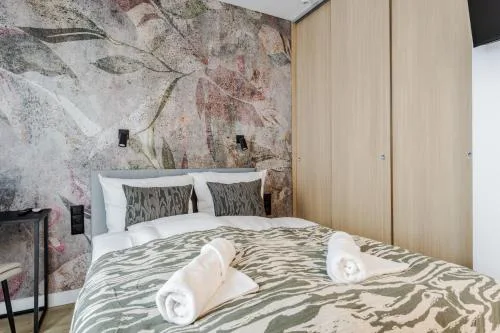 Stylowe Studio Very Berry w Poznaniu z Parkingiem i Balkonem by Noclegi Renters
