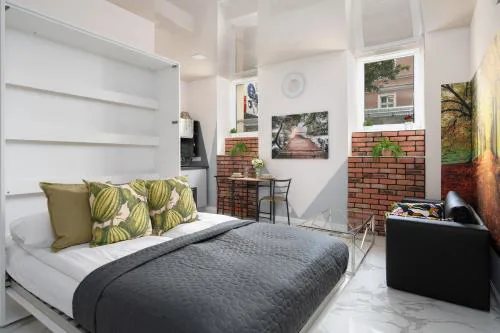 Underground Level Studio Close to the Market Square in Poznań by Noclegi Renters