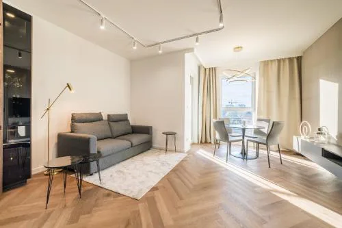 Warta River Glamour Apartment by BookingHost