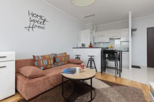 Unique Apartment with Balcony in Warsaw by Noclegi Renters
