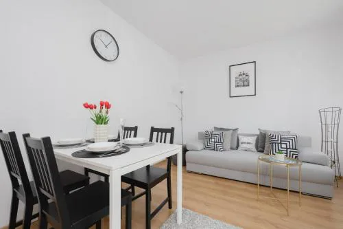Apartament na Parterze z Parkingiem i Biurkiem do Pracy Zdalnej w Piasecznie by Noclegi Renters