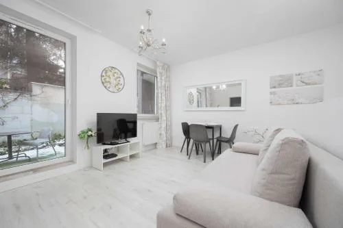 Jasny Apartament z Tarasem i Parkingiem by Noclegi Renters
