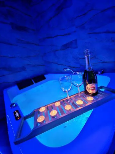 Apartament w Centrum z Jacuzzi, prywatny parking, klimatyzacja 4
