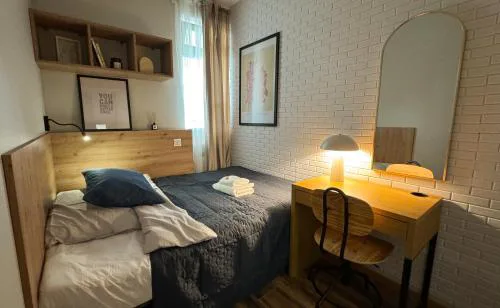 A2 - Prince Room - Warsaw City Haven - Shared Bathrooms - Self check-in