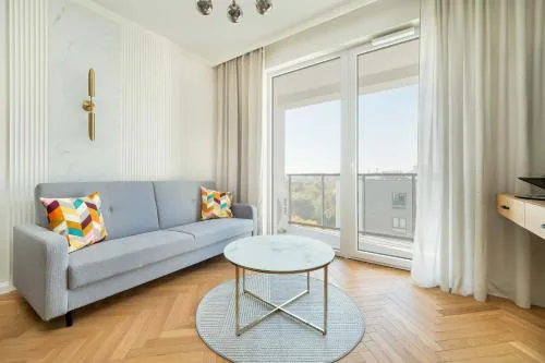 Air Conditioned Apartment in Warsaw with Parking and Bathtub by Noclegi Renters
