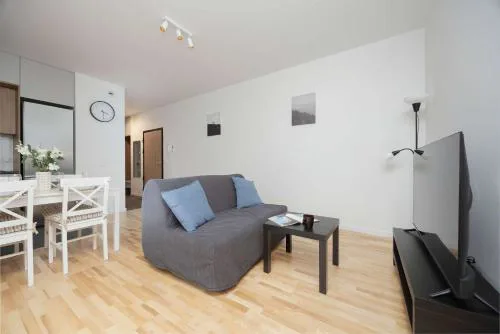 Air Conditioned Apartment in Warsaw with Parking, Balcony and Bathtub by Noclegi Renters