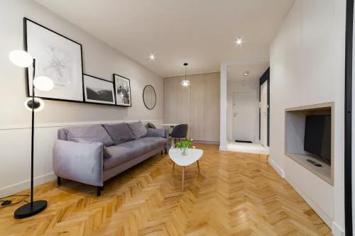 Central Apartment with Balcony and Views, Old Town, metro