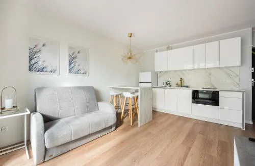 Chmielna Marble City Centre Apartment by BookingHost