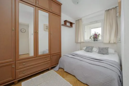 Downtown Apartment near Metro with Balcony&AC by Noclegi Renters