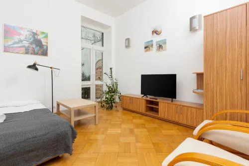 Downtown Studio Apartment by the Park by Noclegi Renters