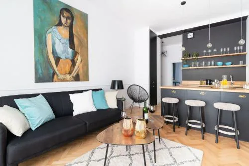 Elegant Apartment in Warsaw Center with a Balcony by Noclegi Renters
