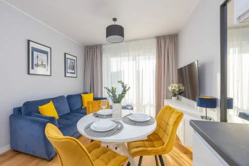 Elegant Apartment in Warsaw with Parking and Desk for Remote Work by Noclegi Renters