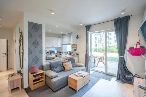 Elegant apartment with private garden, AC and garage, near airport