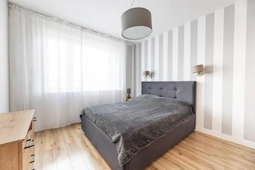 Fajny apartament z parkingiem, obok metra.