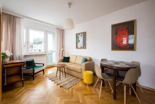 Grand Theatre Cosy Apartment by BookingHost