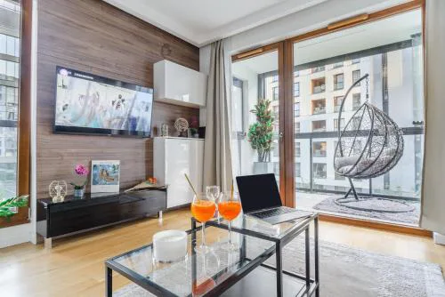 Lumina apartment with parking near Muzeum Powstania