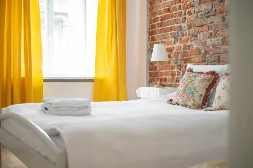 Metro Politechnika Vintage Apartment by BookingHost