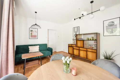 Metro Racławicka Homey Apartment by BookingHost
