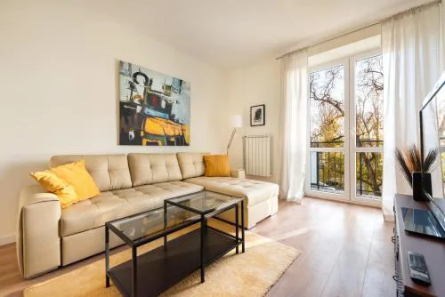 Ochota Sunny Apartment by BookingHost